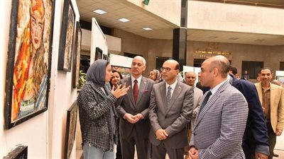 رئيس جامعة أسيوط يفتتح معرض 