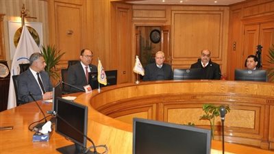 رئيس جامعة حلوان: توفير السلع الخدمية لجميع العاملين بالجامعة