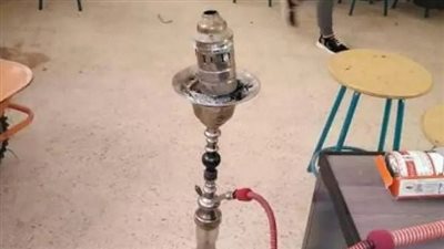 مدير مدرسة بـ الجيزة يدخن الشيشة.. ويربي الطيور لحسابه داخل المدرسة 