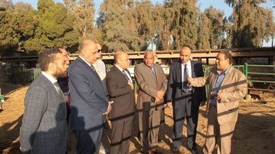 نائب رئيس جامعة أسيوط يتفقد المحلب الآلي بكلية الزراعة