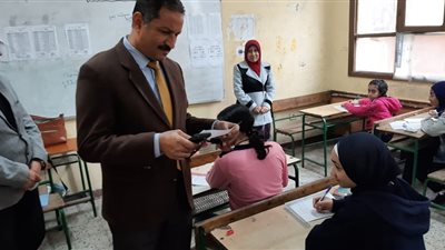مدير تعليم الجيزة يستعرض أليات مشكلة الكثافات الطلابية