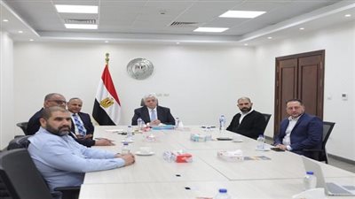 وزير التعليم العالي يعلن موعد طرح السيارة الكهربائية في الأسواق المصرية