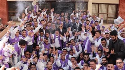 رئيس جامعة سوهاج يشارك طلاب كلية الطب بنظام الـ 5 سنوات فرحتهم بالتخرج