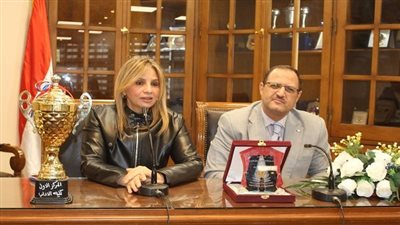 عميد آداب عين شمس تكرم الطلاب المتميزين في الأنشطة الطلابية بالفصل الدراسي الأول