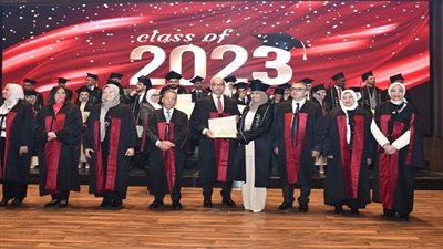 رئيس جامعة عين شمس يشهد الحفل الأول لتخريج طلاب الطب الوافدين دفعة ٢٠٢٣