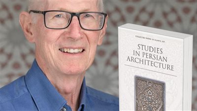 أخبار الجامعات..فوز أستاذ الجامعة الأمريكية بالقاهرة برنارد أوكين بالجائزة العالمية لكتاب العام في إيران