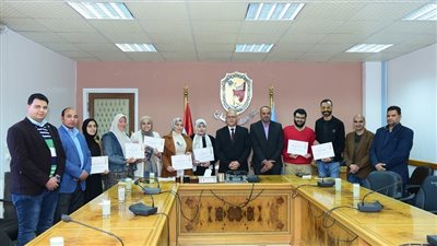 أخبار الجامعات.. رئيس جامعة سوهاج يكرم ٧ من منتسبي الجامعة