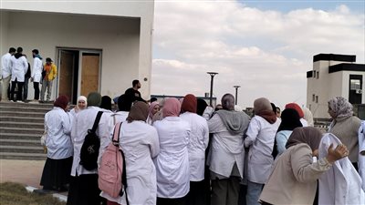 رئيس جامعة مدينة السادات تأمر الأمن بطرد طلاب الطب البيطرى من المحاضرات وغلق ابواب المعامل |أخبار الجامعات