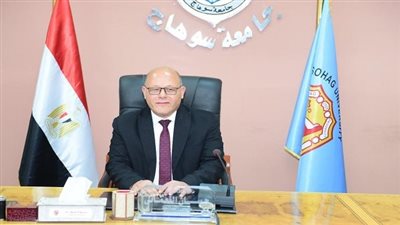 رئيس جامعة سوهاج يكرم الطالب الموهوب عبد الرحمن المشارك باحتفالية قادرون بإختلاف