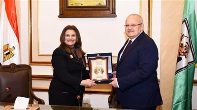 أخبار الجامعات | وزيرة الهجرة تهدى درع الوزارة للدكتور الخشت تقديرا لجهوده الأكاديمية والوطنية