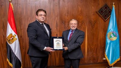 رئيس جامعة طنطا يكرم المدير التنفيذي للمركز الرئيسي للعلاقات الدولية وشئون الوافدين