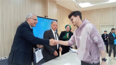 أخبار الجامعات.. رئيس جامعة الزقازيق يكرم الطلاب الأوائل بالجامعة الأهلية 