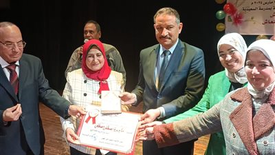 أخبار التعليم.. تعليم الجيزة تكرم موجه عام التربية الاجتماعية بالمديرية