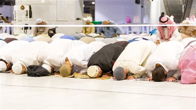 المسلمون يستقبلون أول صلاة التراويح في شهر رمضان