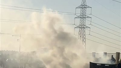 بالصور.. اشتعال النيران داخل سيارة بسبب حادث تصادم أعلى الطريق السياحي بالجيزة