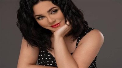 سلاف فواخرجي..وفاة أمي أصعب لحظة في حياتي..وفقدت البصر فى التصوير ..و تكشف قصة طلاقها 