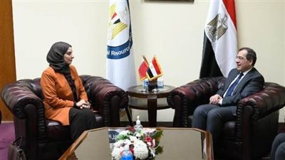 الملا يلتقي سفيرة البحرين لبحث سبل دعم وتعزيز التعاون المشترك بين البلدين