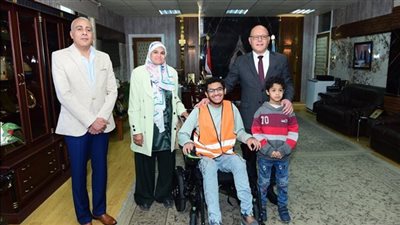 أخبار الجامعات.. جامعة سوهاج تسلم ٣ طلاب من قادرون بإختلاف أجهزة تعويضية