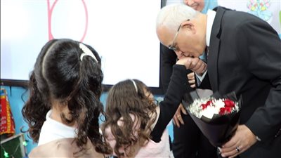 أخبار التعليم.. وزير التربية والتعليم يقبل أيد طفلة صغيرة..  خلال تفقد الوزير المدارس الدولية بفاقوس ..فيديو 