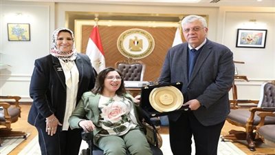 أخبار التعليم | وزير التعليم العالي يكرم طالبة كلية الآداب جامعة المنصورة من ذوي القدرات الخاصة