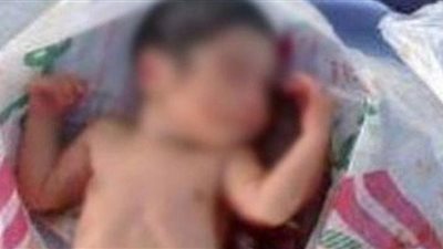 طالبة تلقى طفلة رضيعة ملطخة بالدماء أمام مسجد في منطقة العامرية بمحافظة الإسكندرية