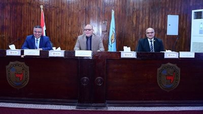 أخبار الجامعات | رئيس جامعة سوهاج يعلن مفاجأة سارة لأعضاء الجهاز الإداري أثناء مناقشة استعدادات تجديد الأيزو