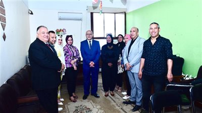 أخبار الجامعات|رئيس جامعة سوهاج يتفقد إدارات العمل بالمبني المركزي ويهنئ الجهاز الإداري