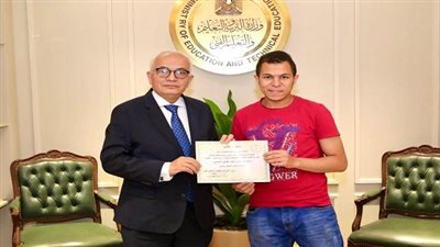 أخبار التعليم | وزير التربية والتعليم يكرم الطالب يوسف عبدالمقصود صاحب تصميم طاهى شمسى يعتمد على تحويل الطاقة الشمسية إلى طاقة حرارية