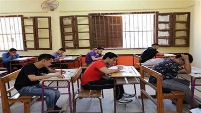 تفتيش طلاب الثانوية العامة 2024 قبل دخولهم اللجان الامتحانية بالعصا الإلكترونية
