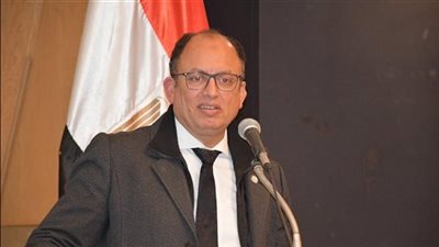 رئيس جامعة حلوان الأهلية يقوم بتكريم الطلاب المشاركين في مشروع هنية