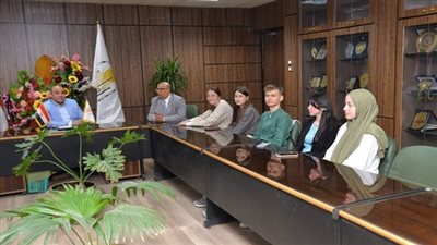 أخبار الجامعات | رئيس جامعة أسيوط يناقش خطة الجامعة بشأن البعد البيئي مع طلاب الجامعة الروسية