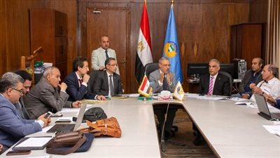 رئيس جامعة طنطا يناقش تقرير بشأن ضوابط امتحانات الترم الثاني فى الكليات