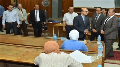رئيس جامعة أسيوط يطمئن على المواصفات الفنية لأسئلة امتحانات الدراسات العليا