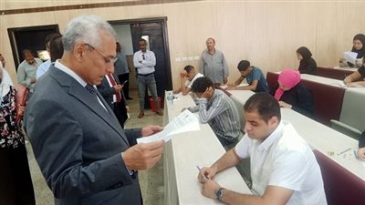 رئيس جامعة المنيا يُجري جولتين تفقديتين للجان امتحانات كليتي 