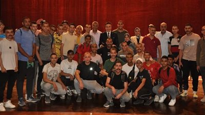 الفنان طارق الدسوقي يواجه الأزمة الاقتصادية وتقدم الجمهورية الجديدة في ندوة مثيرة فى جامعة حلوان