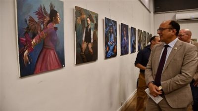 رئيس جامعة حلوان يفتتح معرضا للصور الفوتوغرافية لطلبة كلية الفنون الجميلة