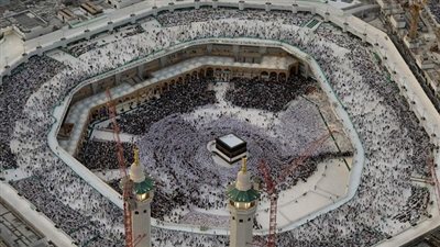 ضيوف الرحمن يقفون غدًا بصعيد عرفات لأداء فريضة الحج