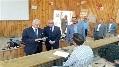 رئيس جامعة المنيا يواصل جولاته التفقدية في لجان الامتحانات بكلية الهندسة