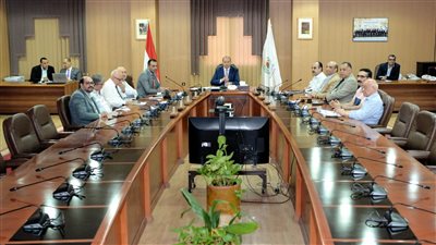 رئيس جامعة المنصورة يناقش المخطط الهندسي والزمني لمشروع انشاء مبني الخدمات العلاجية