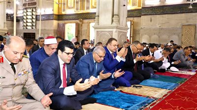 محافظ الشرقية ورئيس جامعة الزقازيق يؤديان صلاة عيد الأضحى في مدينة الزقازيق