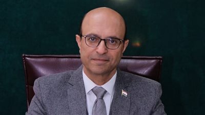 رئيس جامعة أسيوط يستعرض تقريرًا حول أنشطة الجامعة لدعم الطلاب ذوي القدرات الخاصة