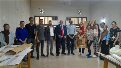رئيس جامعة الأقصر يتفقد مشروعات تخرج طلاب كلية الفنون الجميلة 