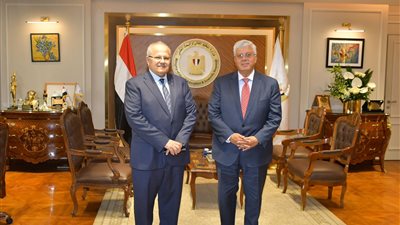 رئيس جامعة القاهرة يهنئ د. عاشور بتجديد ثقة القيادة السياسية وتوليه وزارة التعليم العالي 