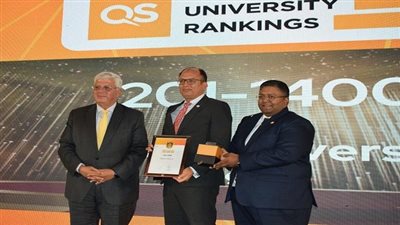 رئيس جامعة حلوان يتلقى إشادة وزير التعليم العالي بتفوق الجامعة في تصنيف QS العالمي