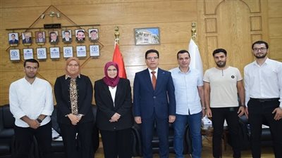 رئيس جامعة بنها يكرم فريق عمل معمل التشخيص البيطري لاعتماده من المجلس الوطني إيجاك
