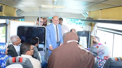 رئيس جامعة سوهاج يتابع حركة انتقال الجهاز الإداري ويوافق علي صرف مكافاة لجميع السائقين