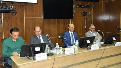 رئيس جامعة أسيوط يناقش رسالة دكتوراة حول إجراء جراحات القلب محدودة التدخل