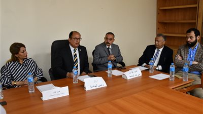 رئيس جامعة حلوان يترأس اجتماع مجلس إدارة المستشفيات الجامعية