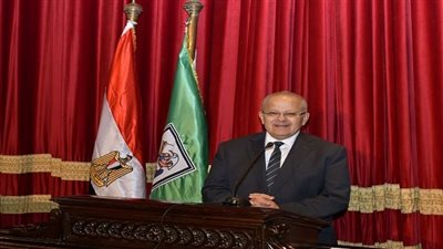 رئيس جامعة القاهرة يكرم القيادات والعاملين المتميزين تقديرًا لإسهاماتهم