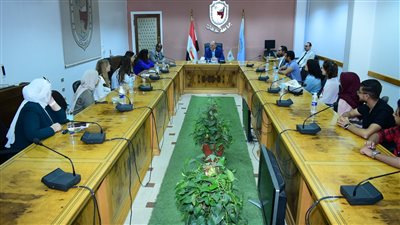 رئيس جامعة سوهاج يلتقي وفدًا طلابيًا من كليات الطب الأجنبية